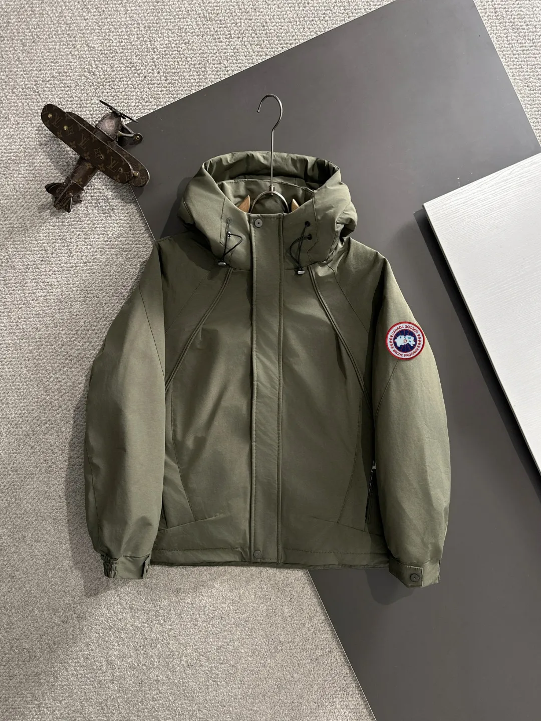 Two-day delivery time P960 Big Goose 🔥🔥 High-end customization 2025 winter official website's latest popular down jacket. Original custom-made hardware accessories for customers, all imported and original customization. Welcome to compare at the counter. Absolutely high quality. Use top-grade 90 white goose down. Super soft. Filled with fluffy and full feathers. Super heavy work. Fabric workmanship is excellent. The version is super perfect. Note⚠The fabric is super comfortable. Exclusive model. High-end quality. A must-have warm and protective artifact in winter. Size: M-3XL